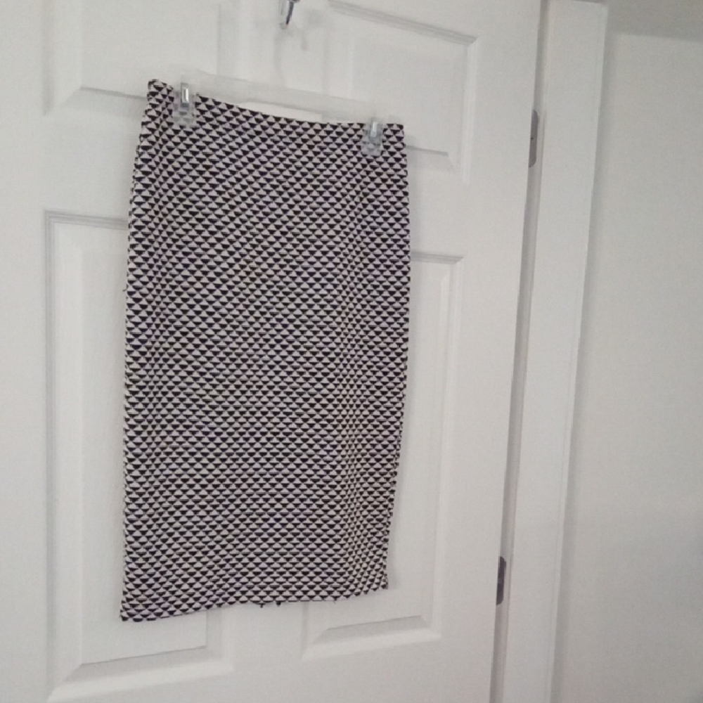 H&M Women's Two Tone Black Cream Geometric Patterned Knit Midi Skirt Size Small